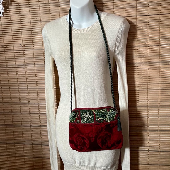 🎄Holiday crossbody bag. Deep red and green, perfect for this time of the year. - Picture 2 of 16